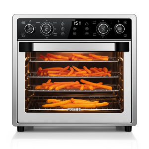 Air fryer retangular com acabamento em aço inoxidável e detalhes pretos, vista frontal com a porta fechada. O painel de controle superior, em preto, possui diversos botões e um visor digital que exibe "15". Através da porta de vidro, observa-se o interior iluminado com três grelhas e uma assadeira, todas contendo batatas fritas douradas e crocantes. A marca "Heißluftfritteuse" aparece refletida na parte inferior da porta.