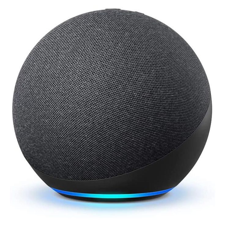 Imagem em close-up do Echo Dot (5ª geração) na cor preta, isolado em um fundo branco. A luz indicadora azul na base do dispositivo está acesa, destacando seu design esférico revestido em tecido e seus detalhes em preto fosco.